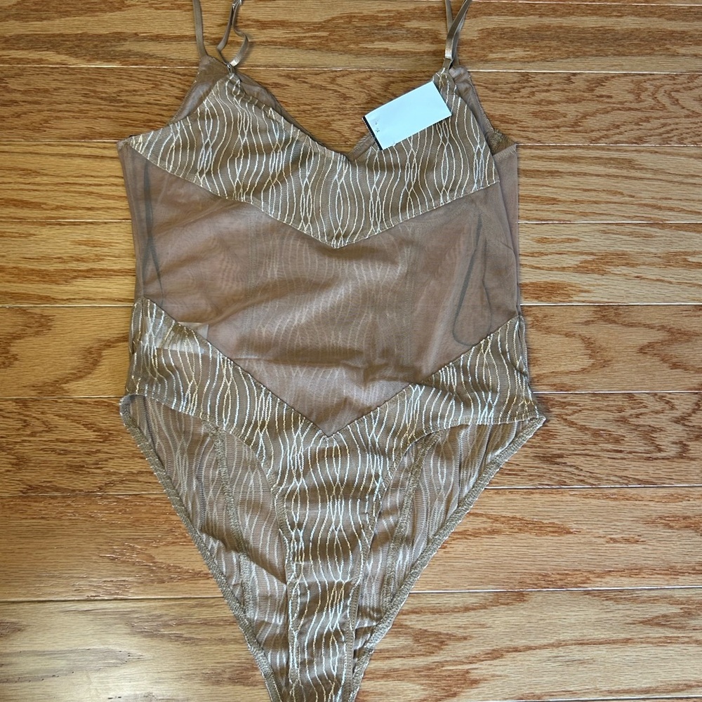 Hera Collection Brown Bodysuit with V-Neck and Ribbed Texture - Picture 3 of 3